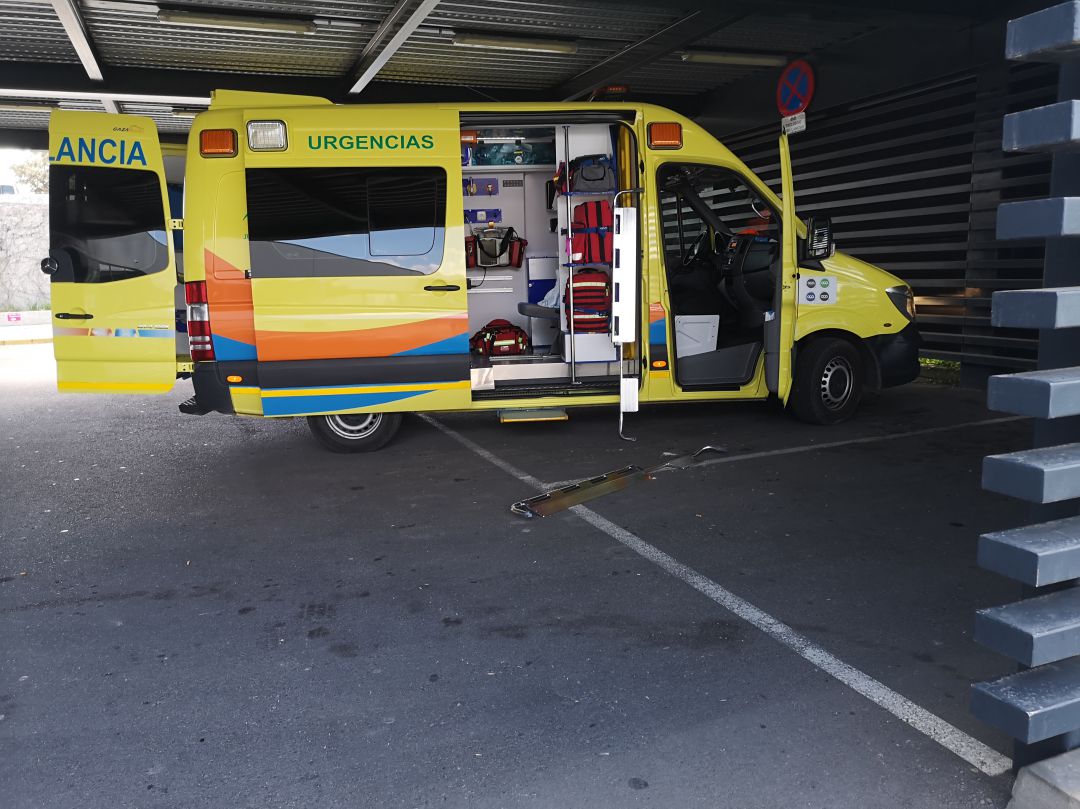 Una ambulancia estacionada en el Área de Urgencias del centro hospitalario Una ambulancia estacionada en el Área de Urgencias del centro hospitalario