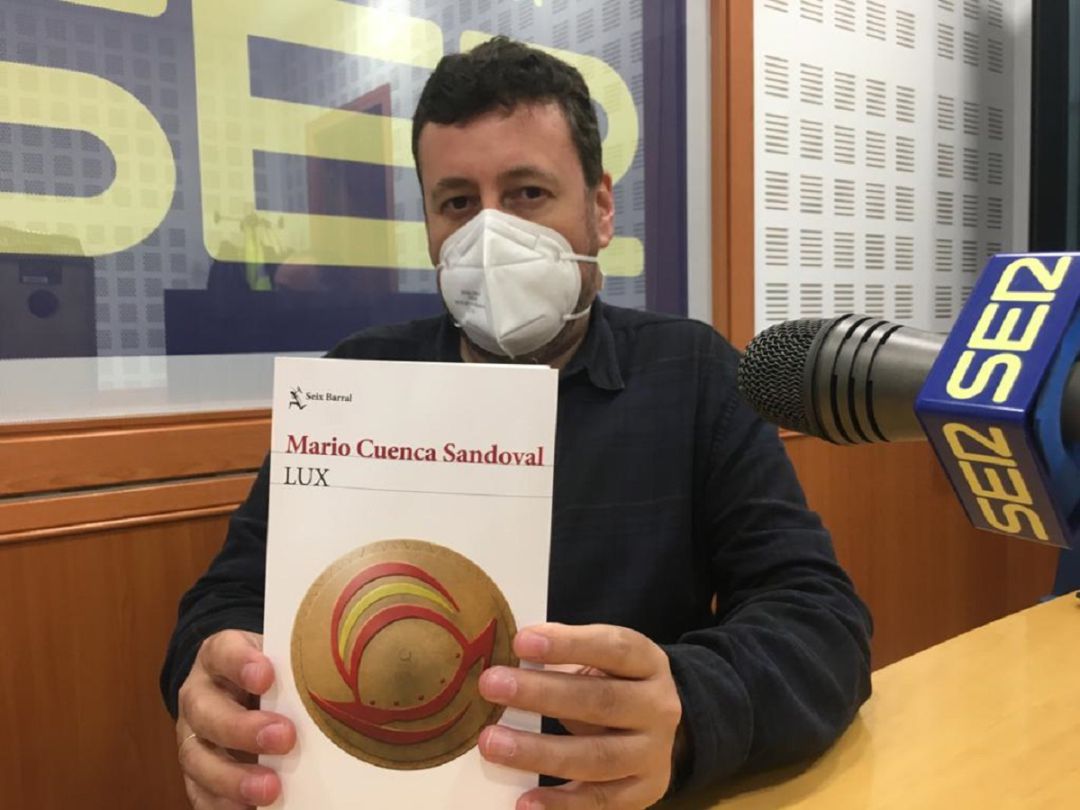 Mario Cuenca Sandoval en el estudio de Radio Córdoba presentando su último libro, "Lux" Mario Cuenca Sandoval en el estudio de Radio Córdoba presentando su último libro, "Lux"