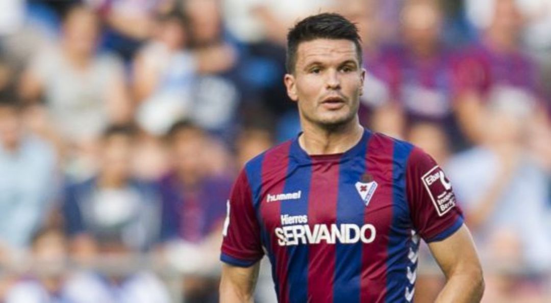 Jon Errasti vistiendo la camiseta de la Sociedad Deportiva Eibar en la primera campaña del club en Primera División Jon Errasti vistiendo la camiseta de la Sociedad Deportiva Eibar en la primera campaña del club en Primera División