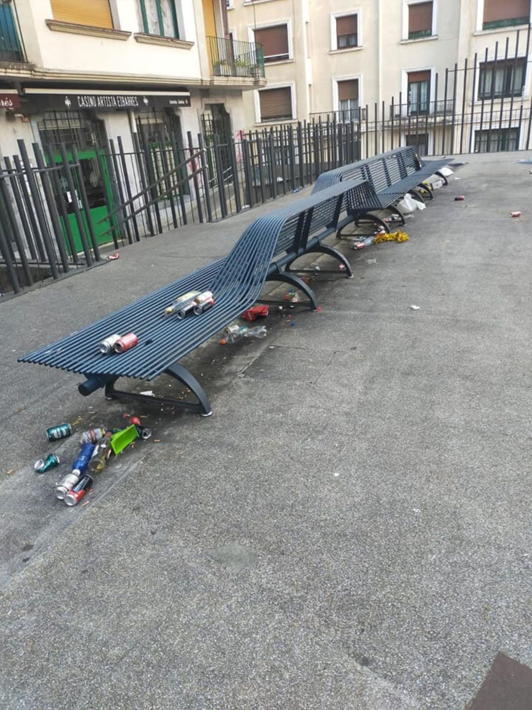 Varios puntos del casco urbano de Eibar amanecieron el domingo con restos de 'botellones' Varios puntos del casco urbano de Eibar amanecieron el domingo con restos de 'botellones'