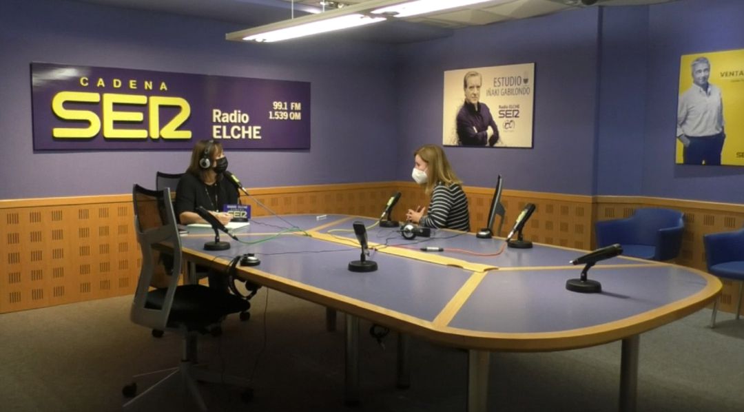 Cristina Medina y Mercedes Gomis en el estudio Iñaki Gabilondo de Radio Elche Cadena SER Cristina Medina y Mercedes Gomis en el estudio Iñaki Gabilondo de Radio Elche Cadena SER