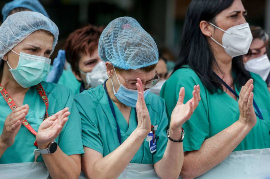 Profesionales sanitarios aplaudiendo Profesionales sanitarios aplaudiendo