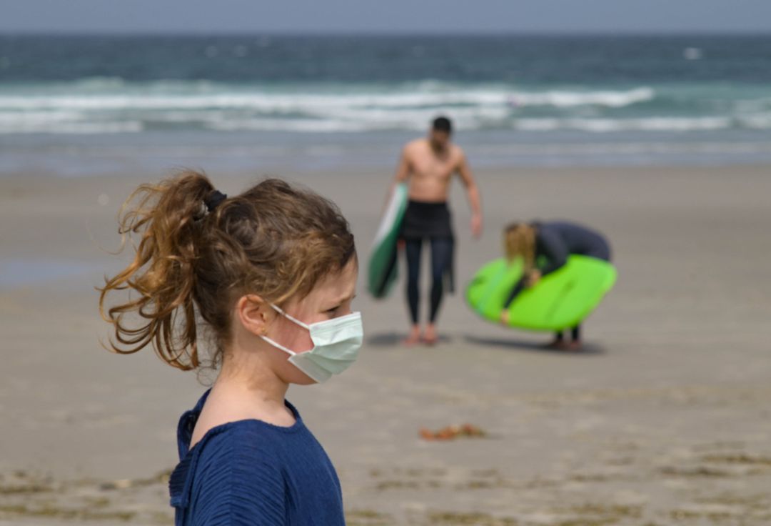 Una niña lleva una mascarilla en la Playa das Salseiras, a 3 de abril de 2021, en el municipio de A Laracha, A Coruña. Una niña lleva una mascarilla en la Playa das Salseiras, a 3 de abril de 2021, en el municipio de A Laracha, A Coruña.