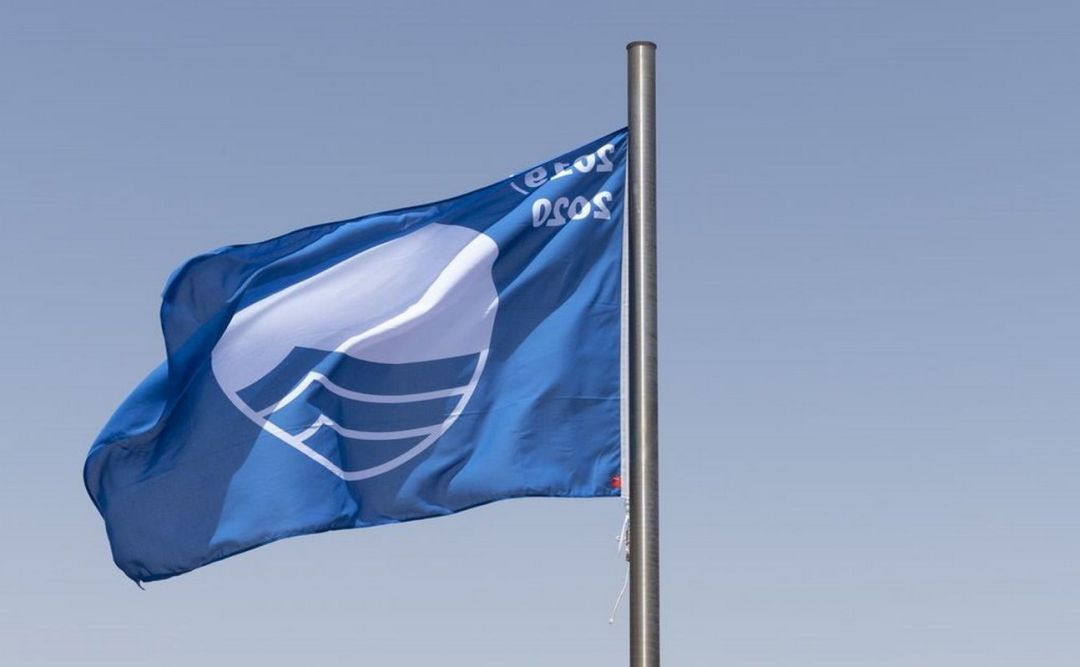 Bandera azul que premia la calidad de las playas Bandera azul que premia la calidad de las playas