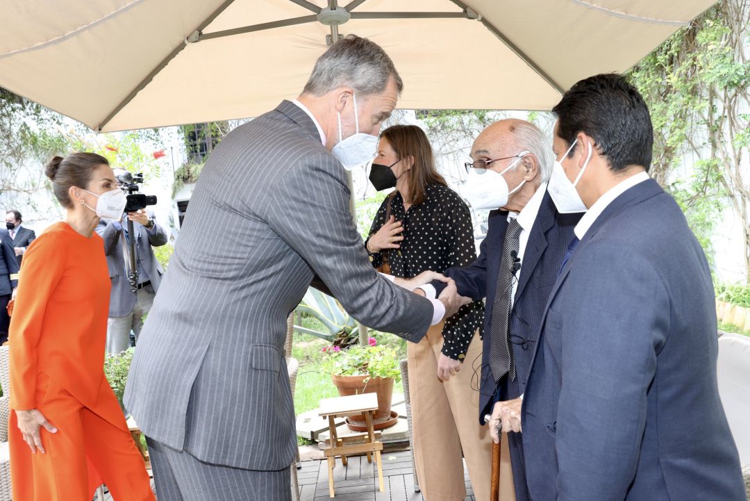 Los Reyes de España junto al poeta Francisco Brines Los Reyes de España junto al poeta Francisco Brines