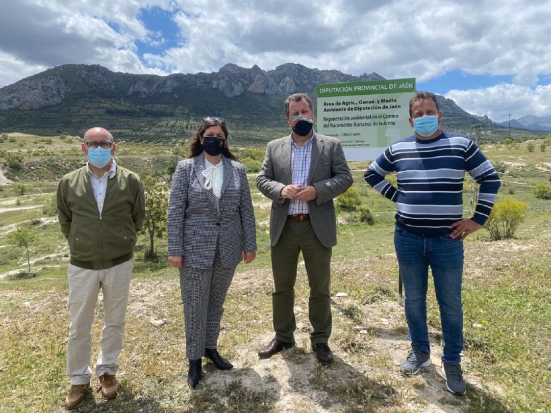 Momento de la visita del diputado de Agricultura y Medio Ambiente, Pedro Bruno, segundo a la derecha, acompañado de alcaldesa y concejales Momento de la visita del diputado de Agricultura y Medio Ambiente, Pedro Bruno, segundo a la derecha, acompañado de alcaldesa y concejales