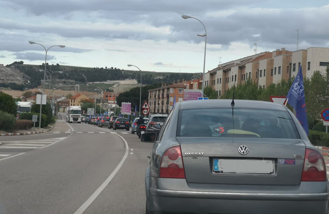 La travesía de la N-122 en Peñafiel contó con la presencia de decenas de vehículos en la concentración promovida por la Plataforma A11 Pasos. La travesía de la N-122 en Peñafiel contó con la presencia de decenas de vehículos en la concentración promovida por la Plataforma A11 Pasos.