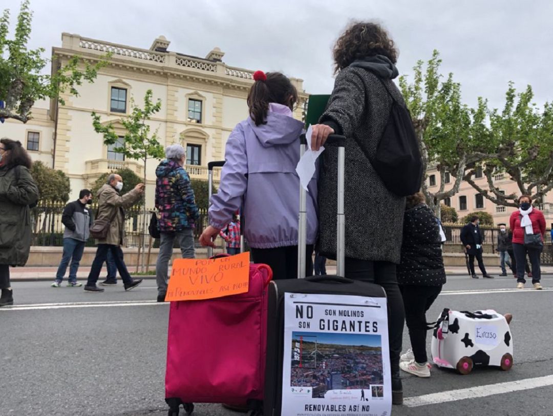 Imagen de la movilización contra los parques eólicos en Logroño el pasado 30 de abril. Imagen de la movilización contra los parques eólicos en Logroño el pasado 30 de abril.