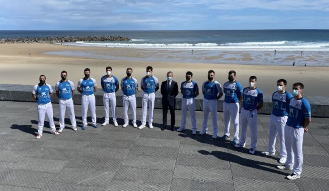 Los doce pelotaris que participarán en el manomanista posan con la playa de la Zurriola detrás Los doce pelotaris que participarán en el manomanista posan con la playa de la Zurriola detrás