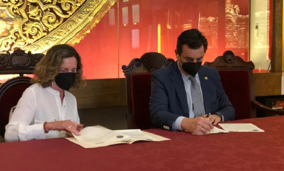 El hermano mayor de Los Estudiantes, Jesús Resa, y la presidenta de la Asociación Autismo Sevilla, Mercedes Molina, durante la firma del convenio El hermano mayor de Los Estudiantes, Jesús Resa, y la presidenta de la Asociación Autismo Sevilla, Mercedes Molina, durante la firma del convenio