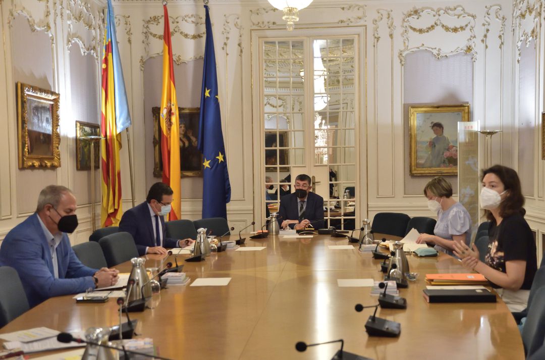 Foto de archivo de una reunión de la mesa de les Corts Foto de archivo de una reunión de la mesa de les Corts