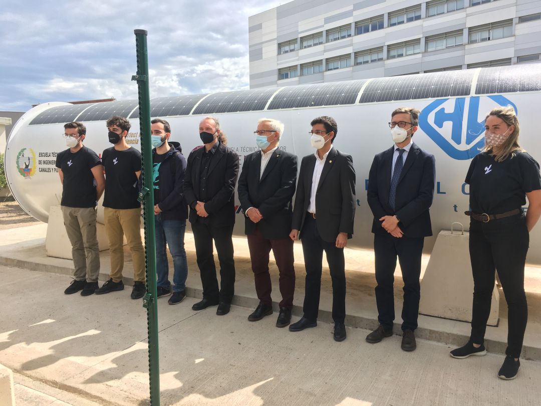 El equipo de Hyperloop de la UPV junto al alcalde de València y el Rector de la UPV El equipo de Hyperloop de la UPV junto al alcalde de València y el Rector de la UPV