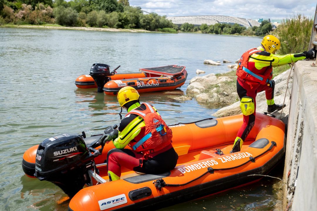 Grupo de buceadores en el río del Ebro durante el operativo de búsqueda del menor de 13 años desaparecido Grupo de buceadores en el río del Ebro durante el operativo de búsqueda del menor de 13 años desaparecido