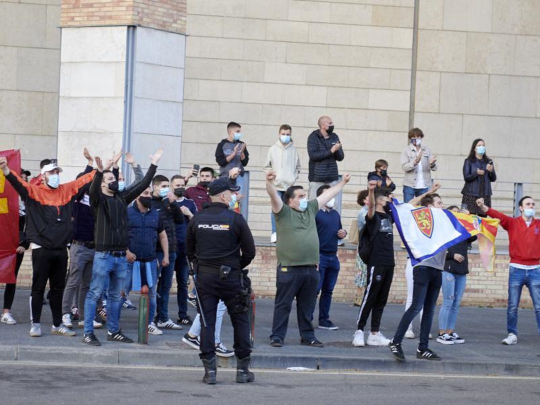 Aficionados del Real Zaragoza esperan la llegada del autobús a las puertas de La Romareda Aficionados del Real Zaragoza esperan la llegada del autobús a las puertas de La Romareda