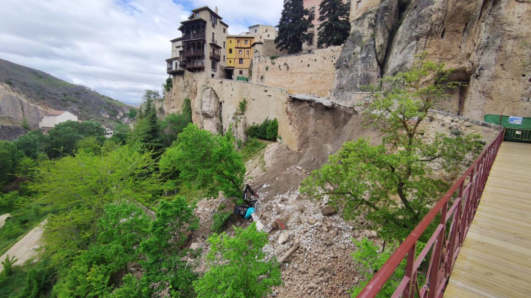 Muro derruido de la calle Canónigos que une las Casas Colgadas de Cuenca con el puente de San Pablo. Muro derruido de la calle Canónigos que une las Casas Colgadas de Cuenca con el puente de San Pablo.