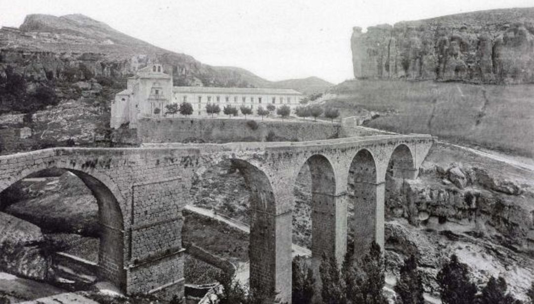 La zona que se ha derrumbado es la misma en la que se inició la caída del antiguo puente de piedra La zona que se ha derrumbado es la misma en la que se inició la caída del antiguo puente de piedra