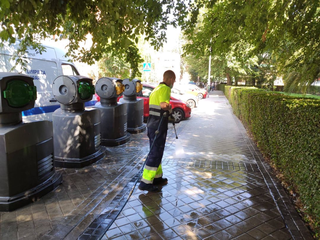 Un operario municipal limpia una zona de contenedores de Leganés en verano de 2020. Un operario municipal limpia una zona de contenedores de Leganés en verano de 2020.