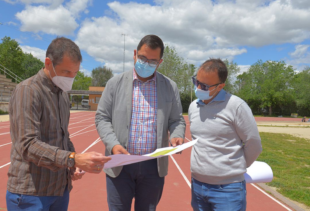 El alcalde de Valdemoro, Sergio Parra (c), que ha visitado este martes las instalaciones del Polideportivo junto al presidente del Club Amigos del Atletismo de Valdemoro, Víctor Rodríguez, (i) y Ángel Díaz Flórez, concejal de Deportes. El alcalde de Valdemoro, Sergio Parra (c), que ha visitado este martes las instalaciones del Polideportivo junto al presidente del Club Amigos del Atletismo de Valdemoro, Víctor Rodríguez, (i) y Ángel Díaz Flórez, concejal de Deportes.