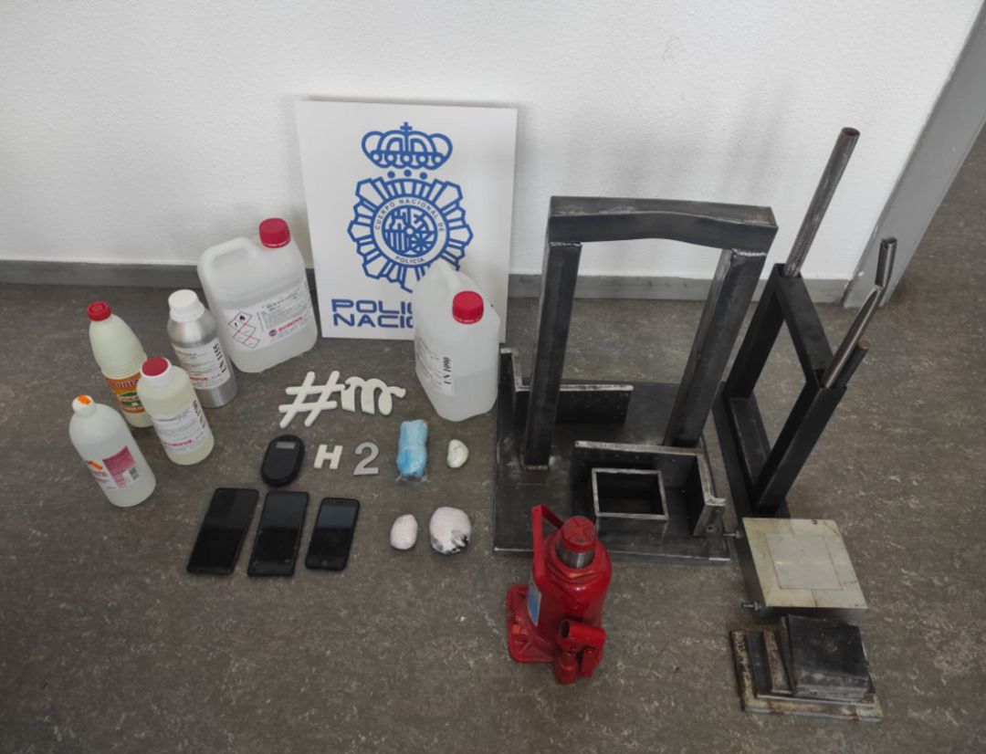 En la operación se desmanteló de un centro para la adulteración y el procesamiento de clorhidrato de cocaína, más comúnmente conocido como “cocina”. Estas instalaciones se encontraban en el trastero de la vivienda de uno de los investigados. En dicha “cocina” se encontraron diversos productos químicos para la adulteración de la droga, una prensa hidráulica para la compactación del estupefaciente adulterado, sellos y planchas metálicas y una pequeña cantidad de cocaína. En la operación se desmanteló de un centro para la adulteración y el procesamiento de clorhidrato de cocaína, más comúnmente conocido como “cocina”. Estas instalaciones se encontraban en el trastero de la vivienda de uno de los investigados. En dicha “cocina” se encontraron diversos productos químicos para la adulteración de la droga, una prensa hidráulica para la compactación del estupefaciente adulterado, sellos y planchas metálicas y una pequeña cantidad de cocaína.