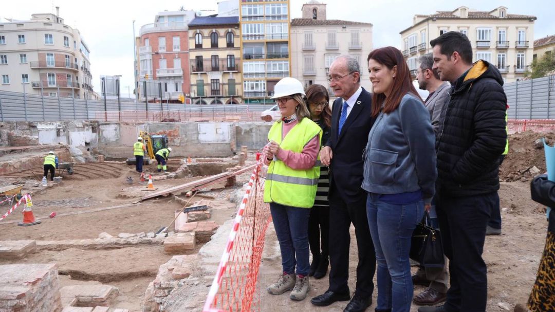 Las autoridades durante una visita a los restos arqueológicos Las autoridades durante una visita a los restos arqueológicos