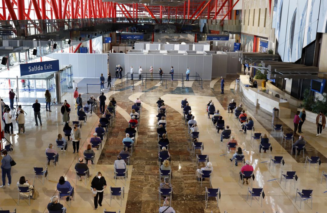 Varias personas asisten a la vacunación masima que estos días se está realizando en el Palacio de Ferias y Congresos de la capital, uno de los puntos más grandes de la comunidad andaluza donde se inoculan más viales Varias personas asisten a la vacunación masima que estos días se está realizando en el Palacio de Ferias y Congresos de la capital, uno de los puntos más grandes de la comunidad andaluza donde se inoculan más viales