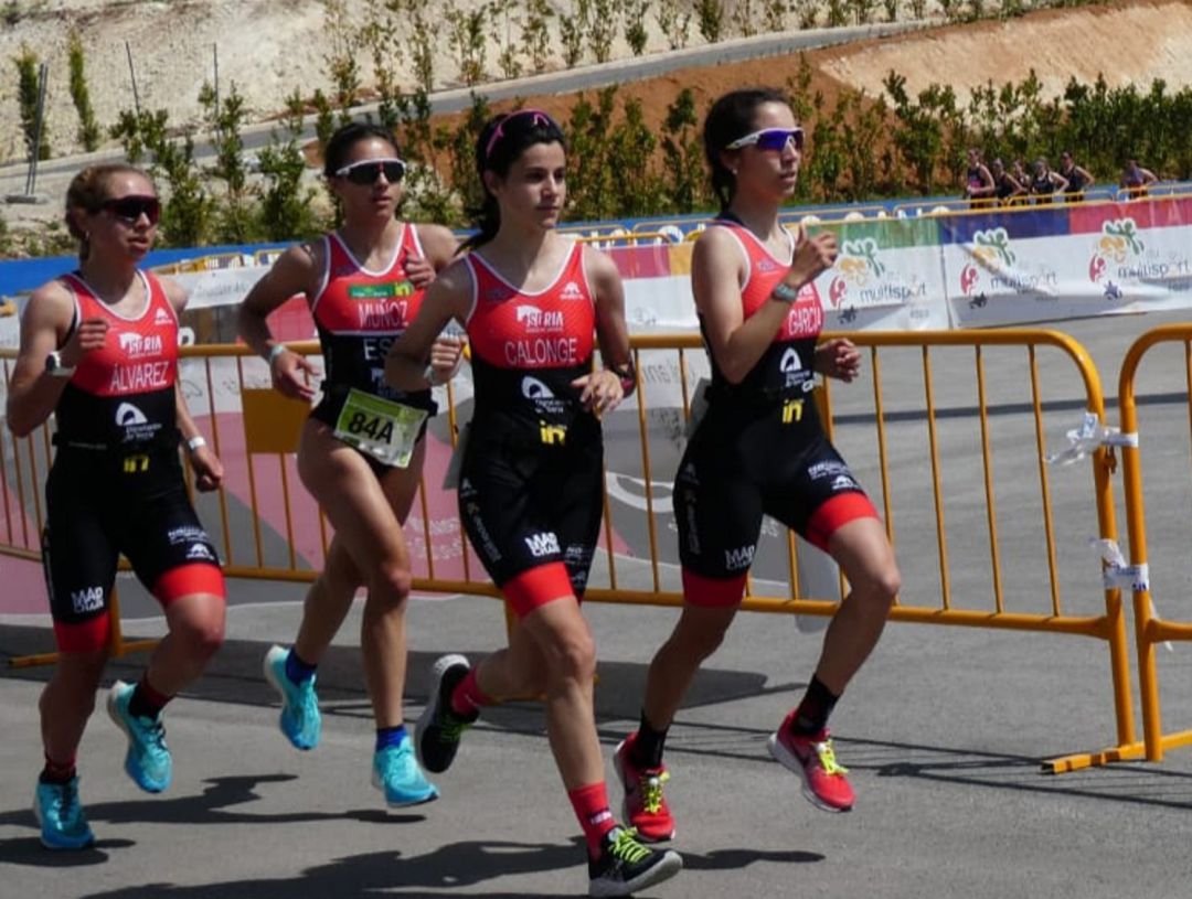 El equipo femenino del Triatlón Soriano, en acción. El equipo femenino del Triatlón Soriano, en acción.