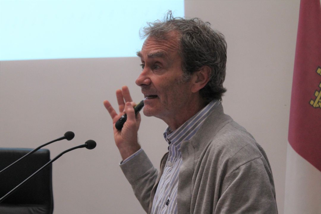 El director del Centro de Alertas y Emergencias Sanitarias (CAES), Fernando Simón, interviene en el Ciclo de Seminarios de la Facultad de Medicina de Ciudad Real y la Gerencia de Atención Integrada El director del Centro de Alertas y Emergencias Sanitarias (CAES), Fernando Simón, interviene en el Ciclo de Seminarios de la Facultad de Medicina de Ciudad Real y la Gerencia de Atención Integrada