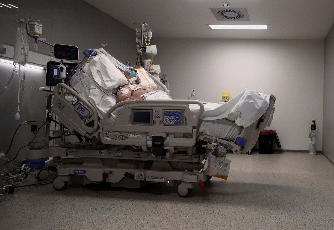 Un enfermo en una cama de la UCI del Hospital de Emergencias Isabel Zendal de Madrid Un enfermo en una cama de la UCI del Hospital de Emergencias Isabel Zendal de Madrid