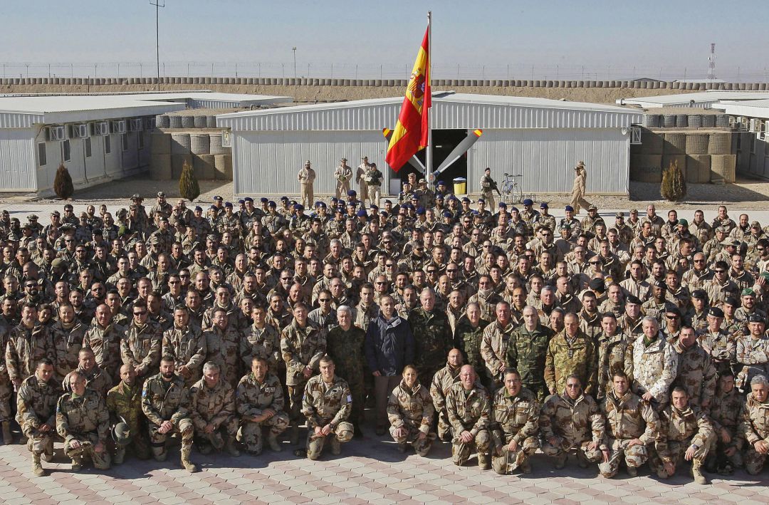 El rey emérito, Juan Carlos I, junto al exministro de Defensa, José Antonio Alonso, junto a los militares españoles de la base de Herat (Afganistán), en 2007. El rey emérito, Juan Carlos I, junto al exministro de Defensa, José Antonio Alonso, junto a los militares españoles de la base de Herat (Afganistán), en 2007.