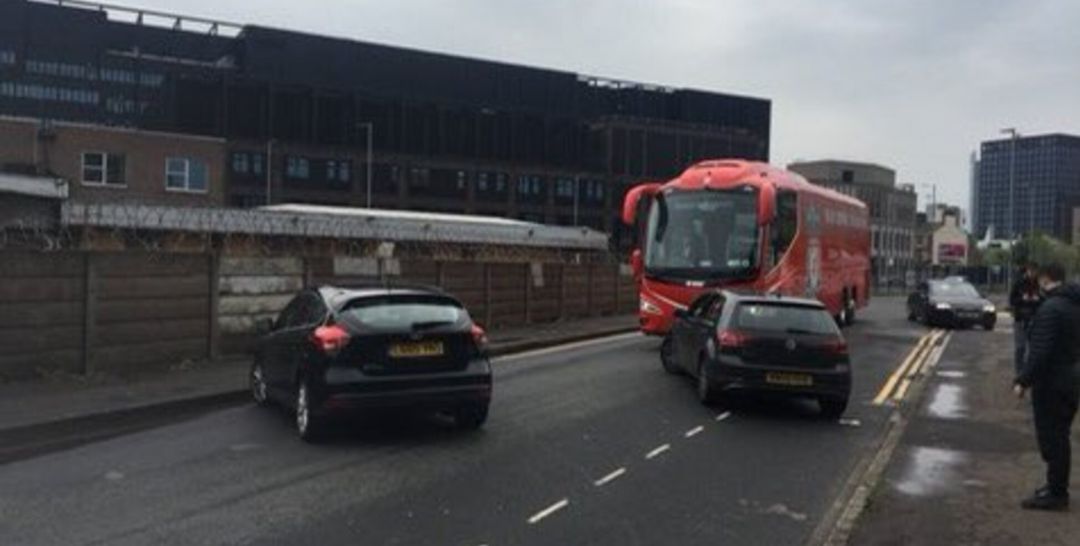 Aficionados del United tratan de impedir que llegue el autobús del Liverpool a Old Trafford Aficionados del United tratan de impedir que llegue el autobús del Liverpool a Old Trafford