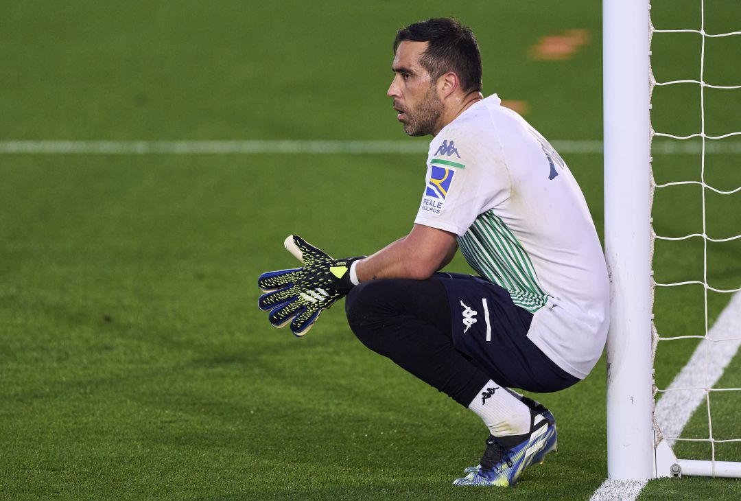 Claudio Bravo apoyado en un palo de Ipurúa Claudio Bravo apoyado en un palo de Ipurúa