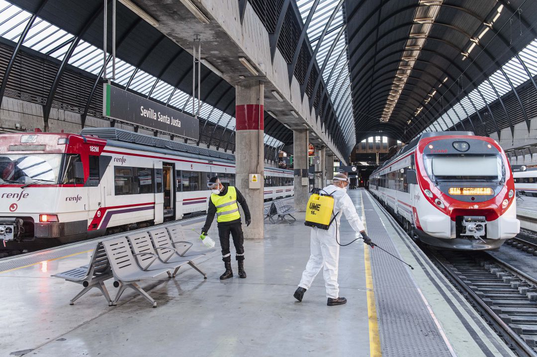 Fumigación contra el coronavirus en la estación de Santa Justa, en Sevilla. Fumigación contra el coronavirus en la estación de Santa Justa, en Sevilla.