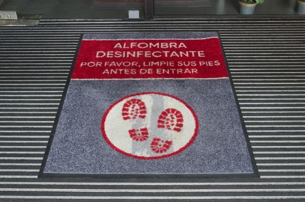 Una alfombra desinfectante. Una alfombra desinfectante.