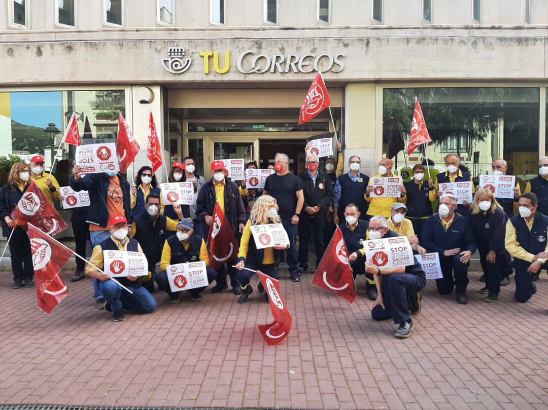 Trabajadores de Correos en la concentración celebrada esta mañana a las puertas de la oficina de Alcoy. Trabajadores de Correos en la concentración celebrada esta mañana a las puertas de la oficina de Alcoy.