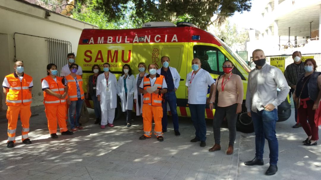 Trabajadores del CICU y el edil de Compromís, Rafa Mas (con mascarilla negra) en la sede del SAMU del Hospital General de Alicante Trabajadores del CICU y el edil de Compromís, Rafa Mas (con mascarilla negra) en la sede del SAMU del Hospital General de Alicante