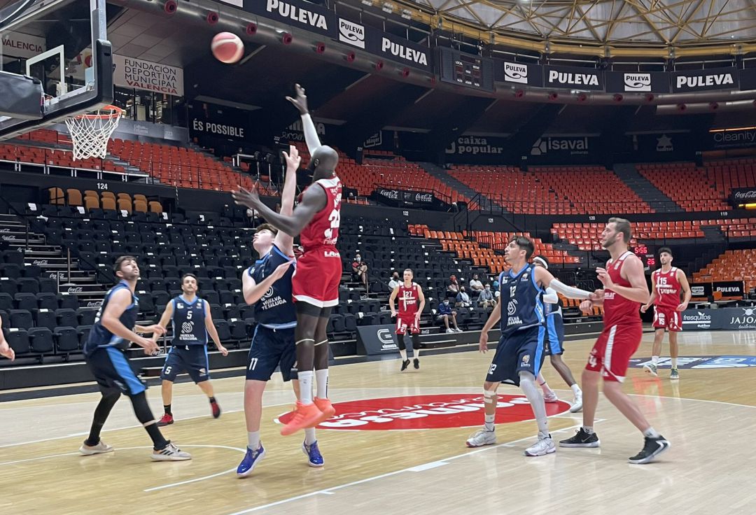Manssour tira a canasta en la Fonteta Manssour tira a canasta en la Fonteta