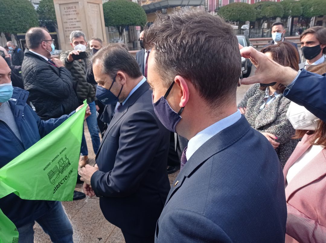 El ministro se ha acercado a charlar con miembros de la plataforma por el tren directo, acompañado por el alcalde El ministro se ha acercado a charlar con miembros de la plataforma por el tren directo, acompañado por el alcalde
