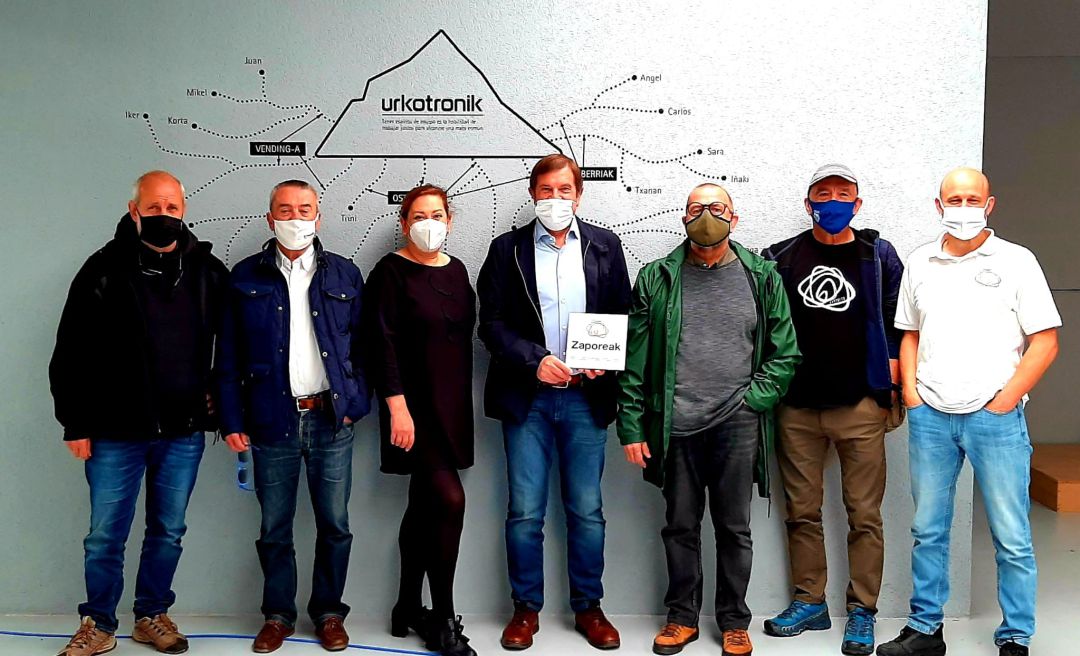 Responsables del reto solidario, de Zaporeak y de la empresa Urkotronik, una de las colaboradoras con la iniciativa Responsables del reto solidario, de Zaporeak y de la empresa Urkotronik, una de las colaboradoras con la iniciativa