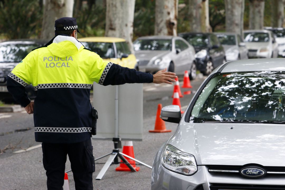 Efectivos de la Policía Local durante la realización de controles de tráfico aleatorios por el decreto de Estado de Alarma impuesto por el Gobierno de España a causa de la pandemia del virus COVID-19. Efectivos de la Policía Local durante la realización de controles de tráfico aleatorios por el decreto de Estado de Alarma impuesto por el Gobierno de España a causa de la pandemia del virus COVID-19.