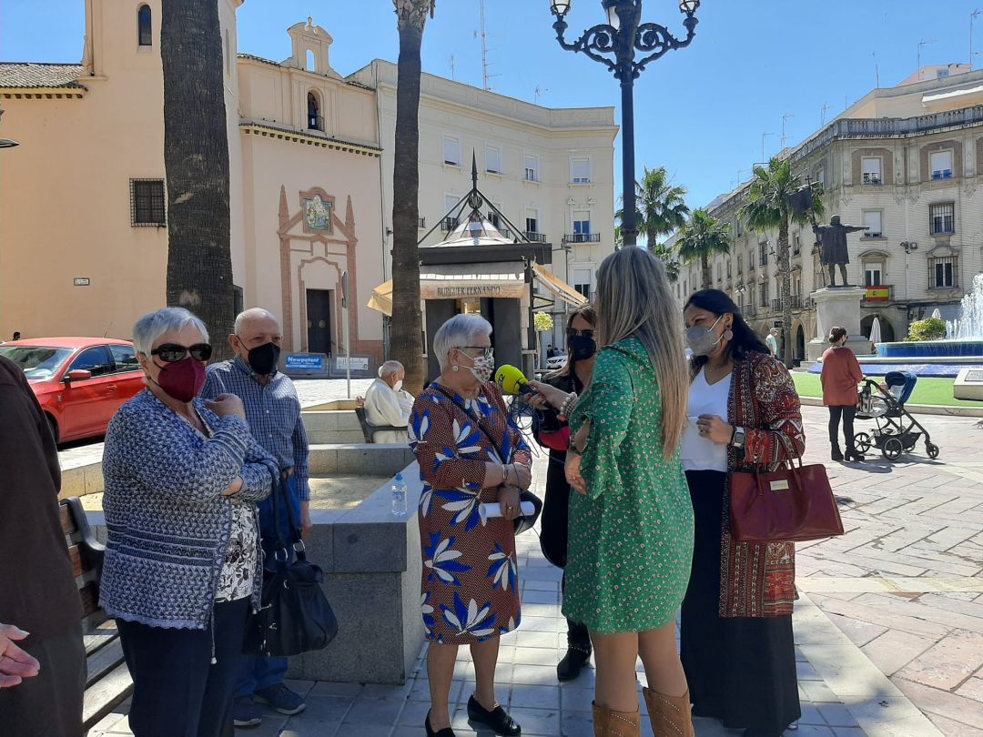 "Hoy por Hoy Huelva" en directo desde la Plaza de las Monjas (Huelva) Especial dedicado a las personas mayores "Hoy por Hoy Huelva" en directo desde la Plaza de las Monjas (Huelva) Especial dedicado a las personas mayores