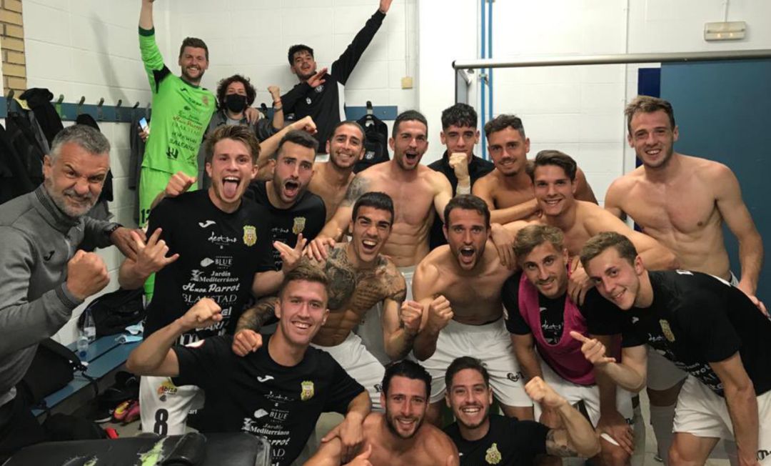 Los jugadores de la Peña celebrando la permanencia Los jugadores de la Peña celebrando la permanencia