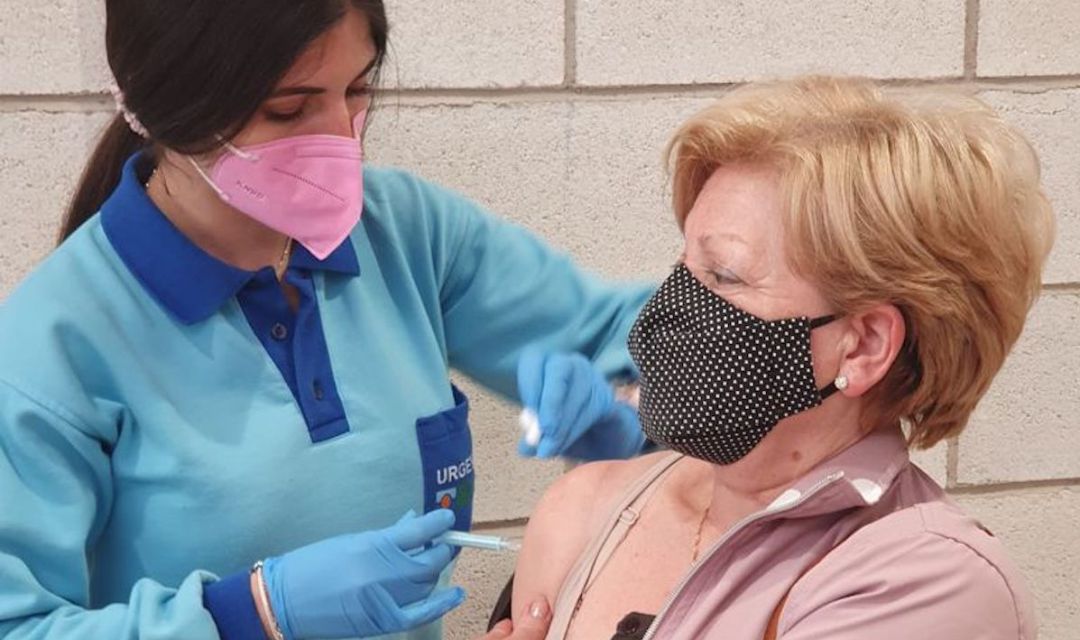 Una sanitaria vacuna a una mujer en Úbeda. Una sanitaria vacuna a una mujer en Úbeda.