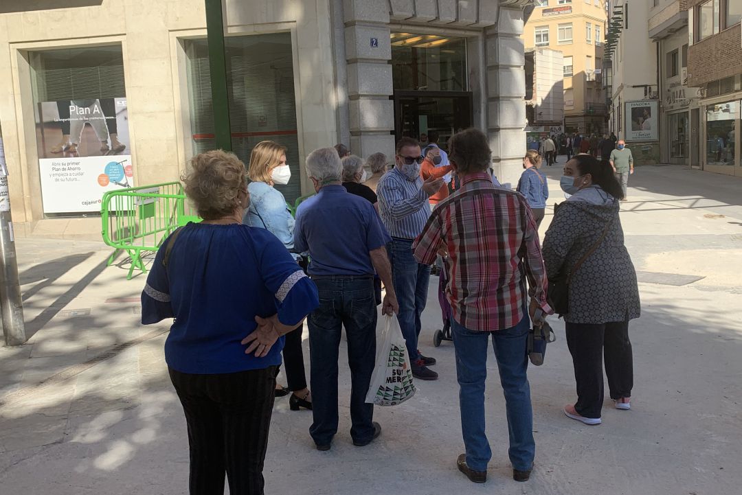 Varias personas hacen cola a las puertas de la oficina central de CajaSur en Jaén. Varias personas hacen cola a las puertas de la oficina central de CajaSur en Jaén.