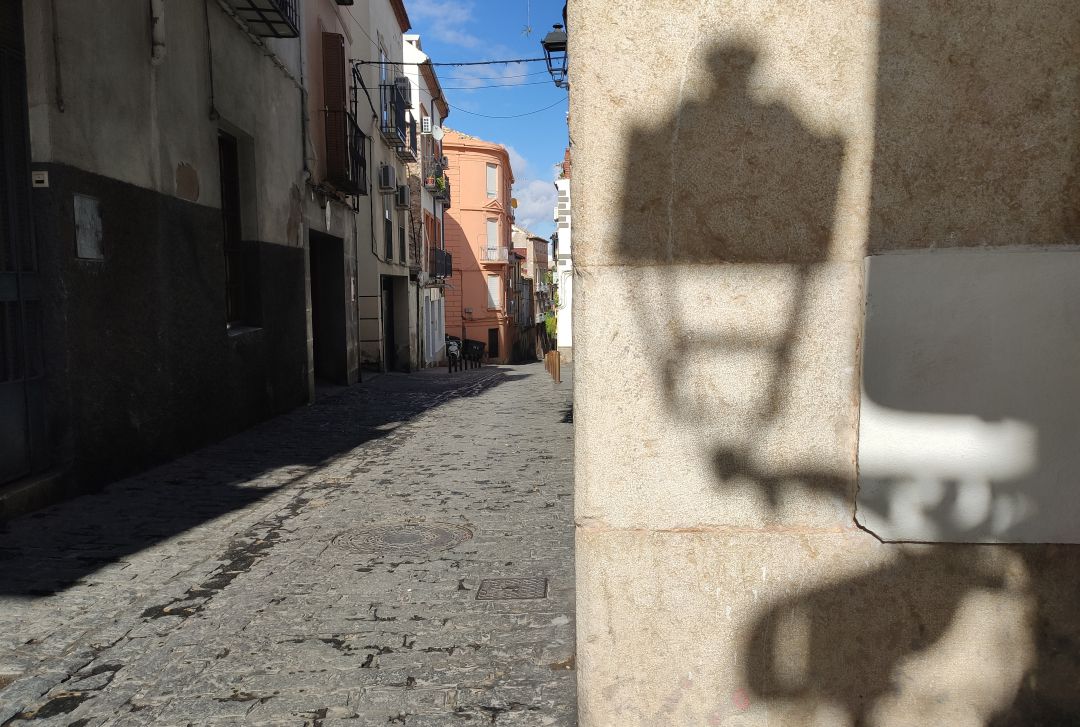 Este tramo de la calle Almendros Aguilar, y hasta el arco de San Lorenzo, cambiará su sentido habitual de tráfico Este tramo de la calle Almendros Aguilar, y hasta el arco de San Lorenzo, cambiará su sentido habitual de tráfico