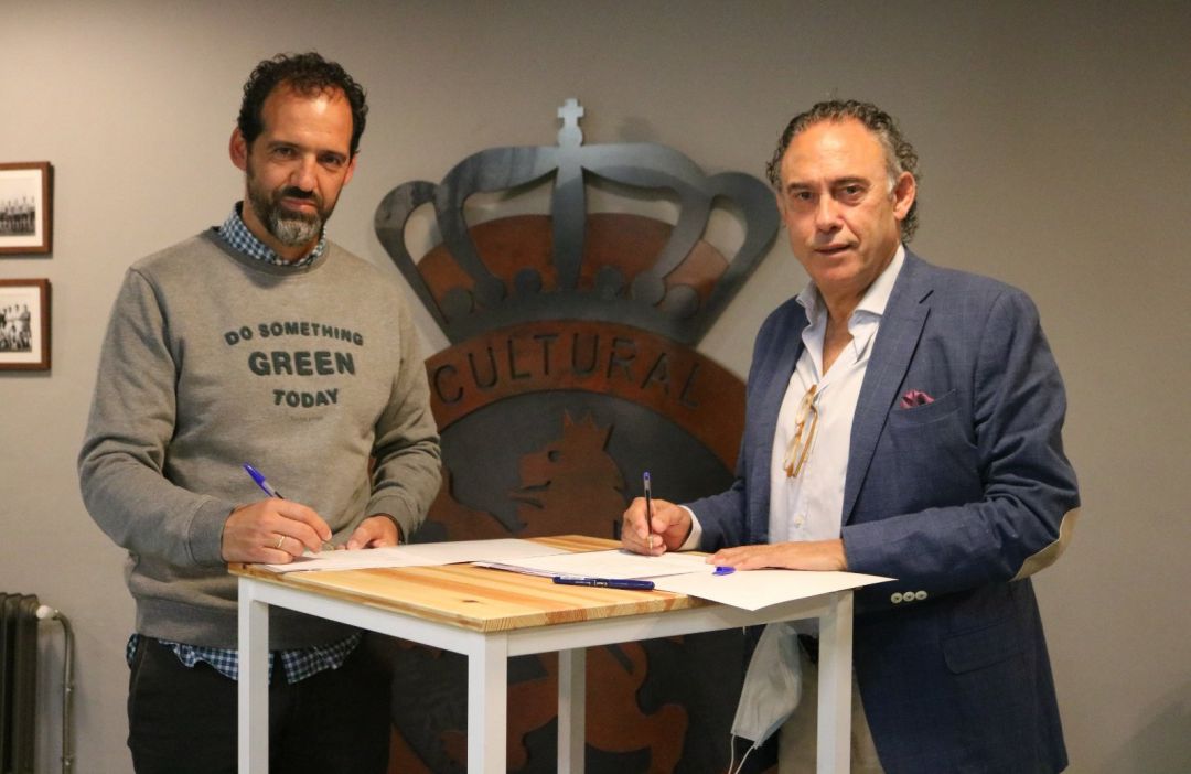 Ramón, junto a Llamazares en el momento de la firma del contrato Ramón, junto a Llamazares en el momento de la firma del contrato