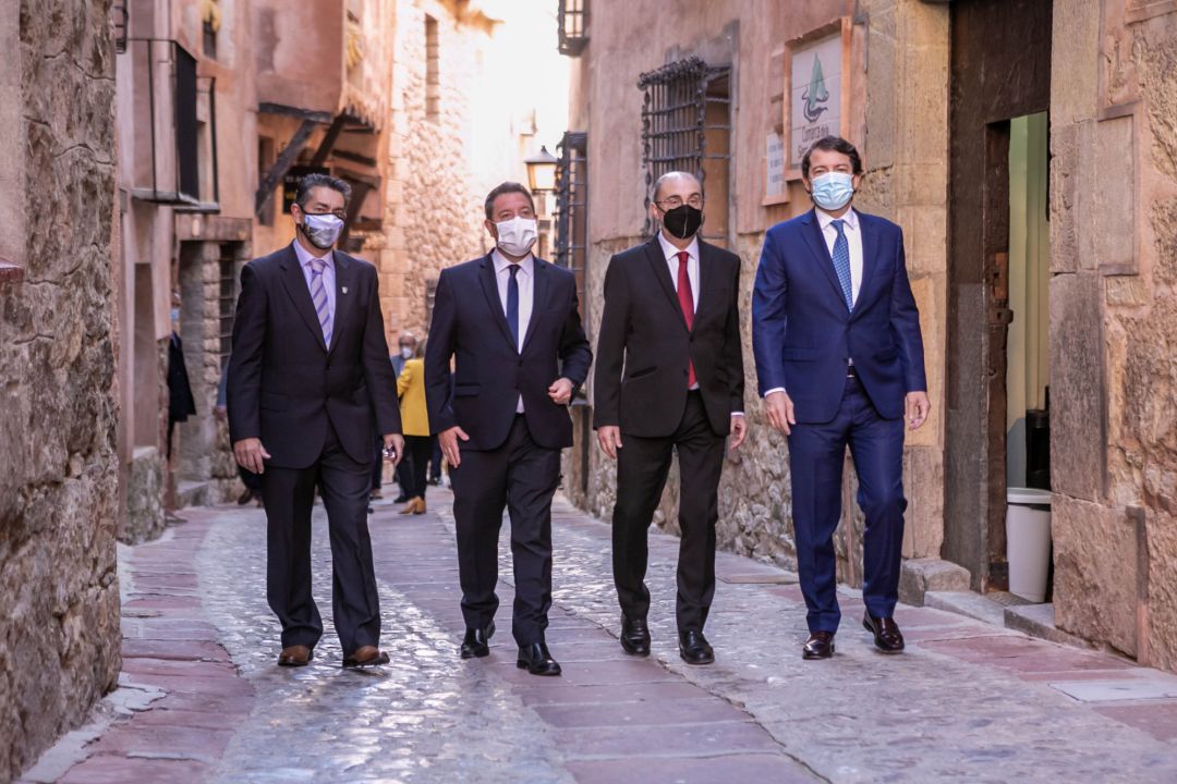 Los presidentes de Aragón. Castilla y León y Castilla-La Mancha, Javier Lambán, Alfonso Fernández Mañueco y Emiliano García-Page, suscriben la Declaración de Albarracín contra la Despoblación Los presidentes de Aragón. Castilla y León y Castilla-La Mancha, Javier Lambán, Alfonso Fernández Mañueco y Emiliano García-Page, suscriben la Declaración de Albarracín contra la Despoblación