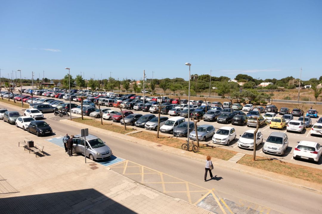Tot l'aparcament de l'hospital estarà cobert per panells solars per generar energia neta. Tot l'aparcament de l'hospital estarà cobert per panells solars per generar energia neta.