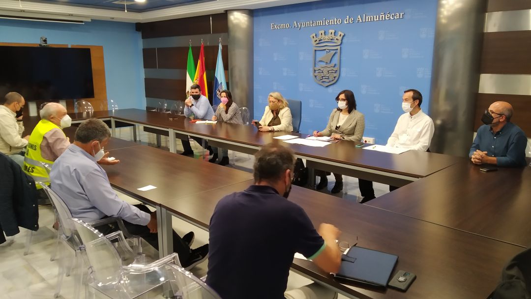 La delegada de agricultura, maria José Martín, junto con la alcaldesa de Almuñécar, Trinidad Herrera, se reúne con los agricultores de la junta central de usuarios de los ríos Verde, Seco y Jate La delegada de agricultura, maria José Martín, junto con la alcaldesa de Almuñécar, Trinidad Herrera, se reúne con los agricultores de la junta central de usuarios de los ríos Verde, Seco y Jate