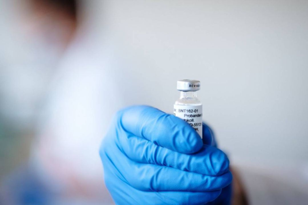 La vacuna contra el COVID-19 BNT162 de Pfizer y BioNTech BIONTECH La vacuna contra el COVID-19 BNT162 de Pfizer y BioNTech BIONTECH