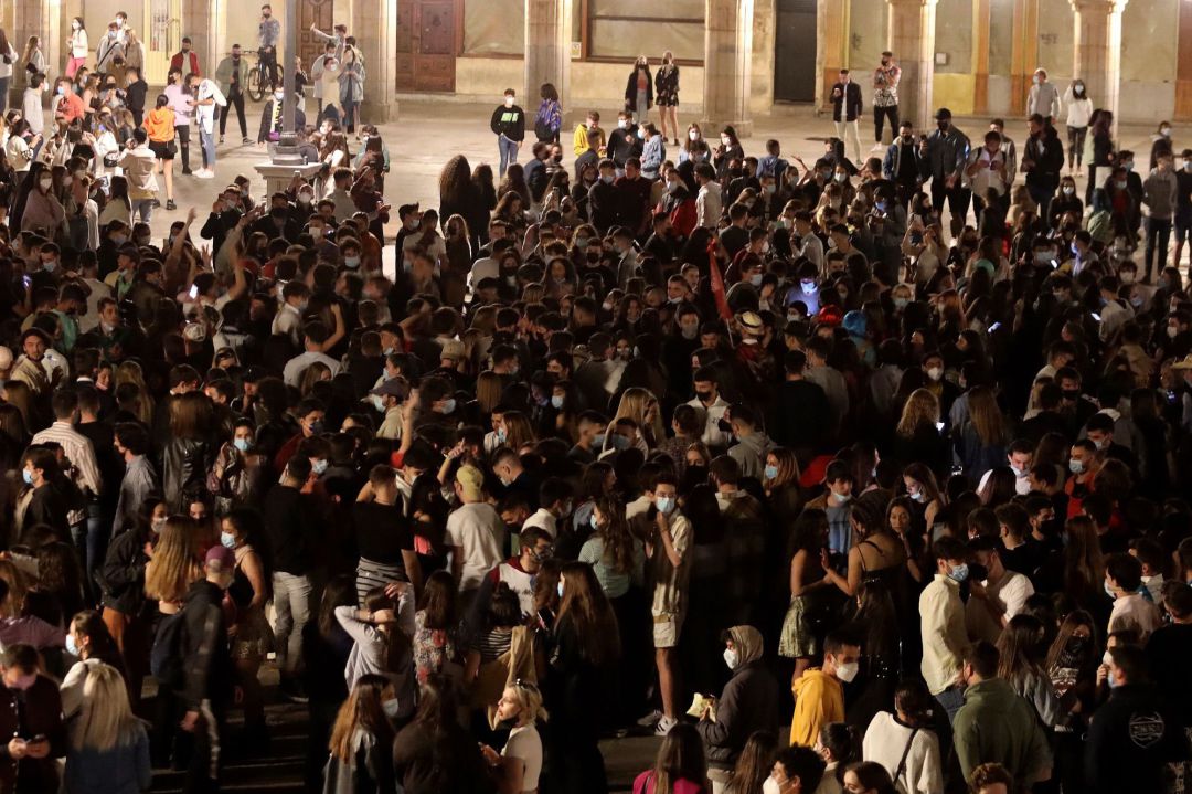 La Plaza Mayor de Salamanca, llena de jóvenes la noche del sábado al domingo, momento en el que terminó el estado de alarma en España La Plaza Mayor de Salamanca, llena de jóvenes la noche del sábado al domingo, momento en el que terminó el estado de alarma en España
